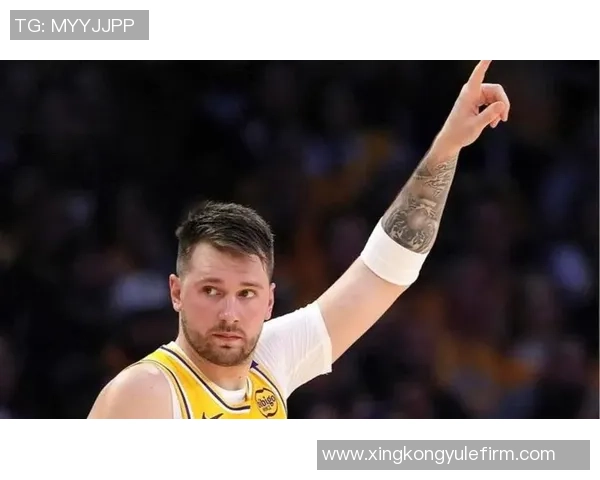 大范分析：里夫斯无球跑动活跃东契奇詹姆斯却选择静止待命