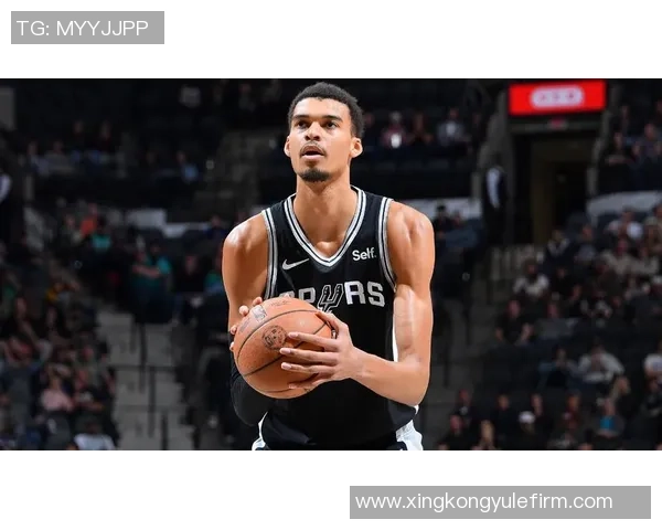 文班亚马替补表现不佳半场10投仅3中仅得11分3篮板正负值为4